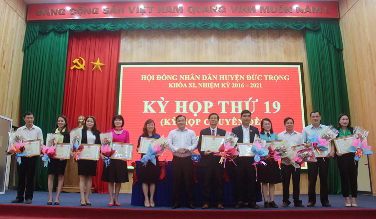 Các cá nhân xuất sắc trong nhiệm kỳ vừa qua nhân bằng khen của UBND tỉnh
