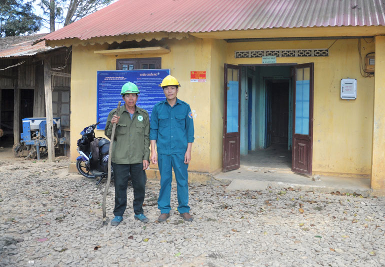 Ông Touneh Thành (bên trái) đang chuẩn bị đi rừng