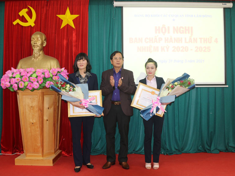 Trao Bằng khen của Ban Thường vụ Tỉnh ủy cho các tập thể đạt “Trong sạch vững mạnh 5 năm liên tục”