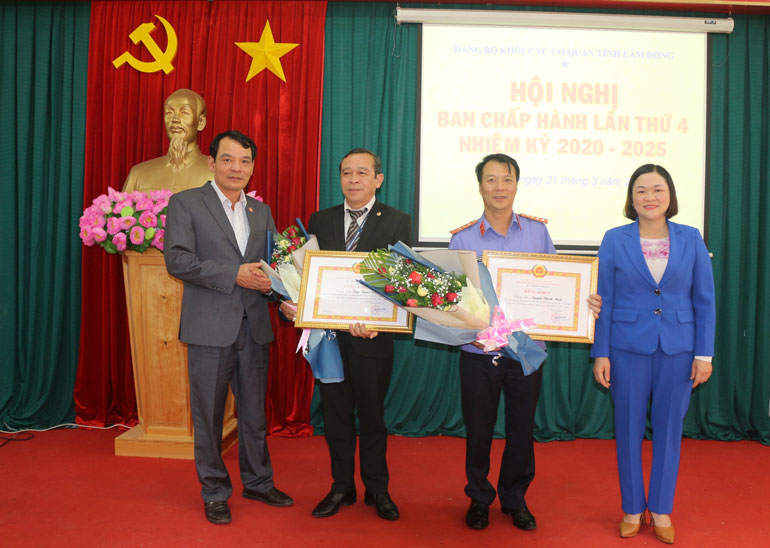 Trao Bằng khen của Ban Thường vụ Tỉnh ủy cho các đảng viên “Hoàn thành xuất sắc nhiệm vụ” 5 năm liên tục