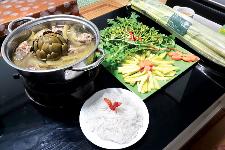 Lẩu Atiso - bồ công anh là món ăn mới được chế tác của các đầu bếp Đà Lạt