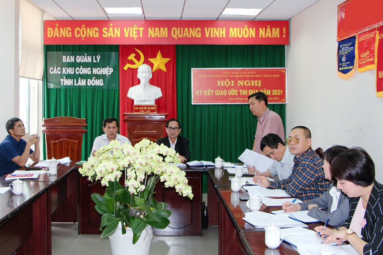 Khối thi đua các cơ quan Tham mưu Tổng hợp: Ký kết giao ước thi đua năm 2021