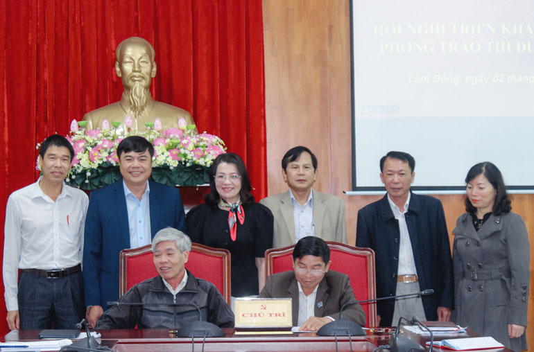Đại diện các cơ quan, đơn vị trong Khối thi đua các cơ quan Đảng của Tỉnh ủy ký kết giao ước thi đua năm 2021