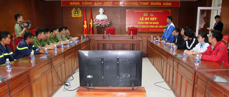 Ký kết thực hiện chương trình &quot;Em là Chiến sĩ Phòng cháy chữa cháy&quot;