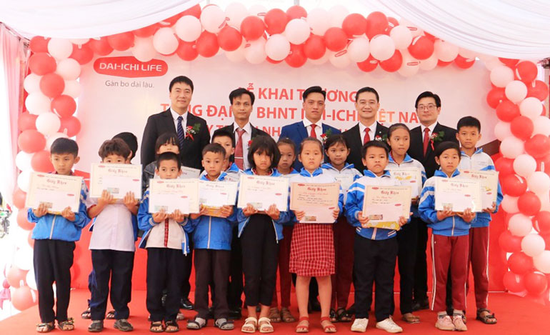 Nhân dịp khai trương văn phòng mới, Công ty BHNT Dai-ichi Việt Nam đã trao 20 suất học bổng cho học sinh vượt khó học giỏi trên địa bàn huyện Đức Trọng