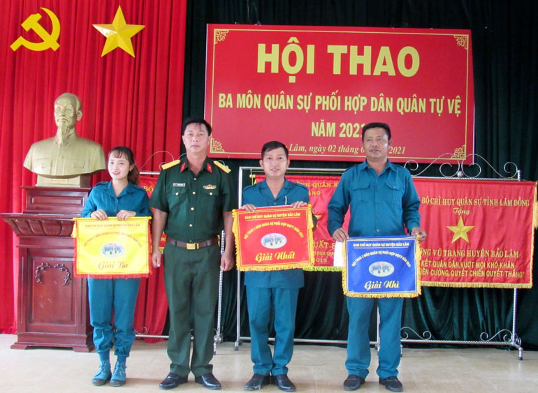 Ban tổ chức trao giải toàn đoàn cho các đơn vị xuất sắc