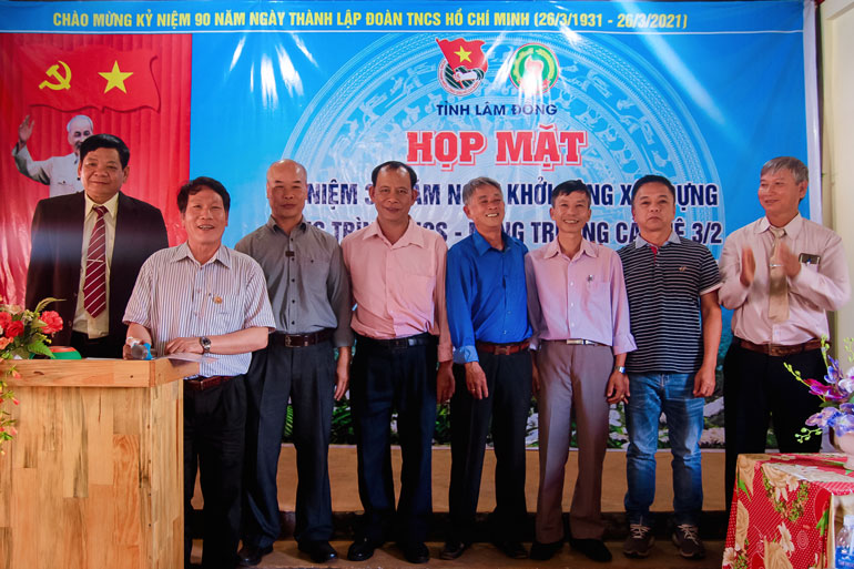35 năm ấy biết bao nghĩa tình