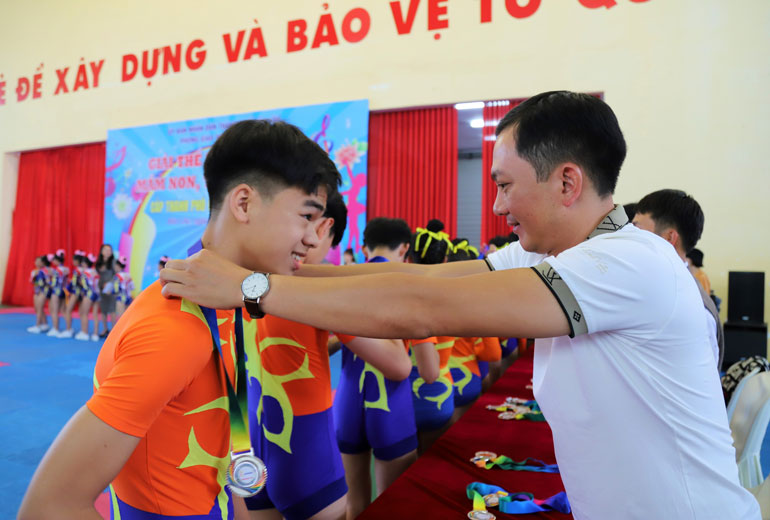 Trao huy chương cho các đội đạt thành tích cao tại giải đấu