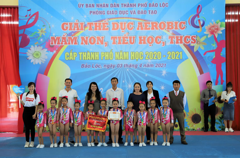 Trao giải nhất và Huy chương vàng cho các đội xuất sắc tương ứng với các bậc học