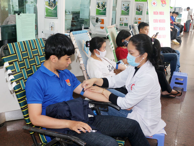 Cán bộ, đoàn viên Khối Doanh nghiệp hiến hơn 100 đơn vị máu