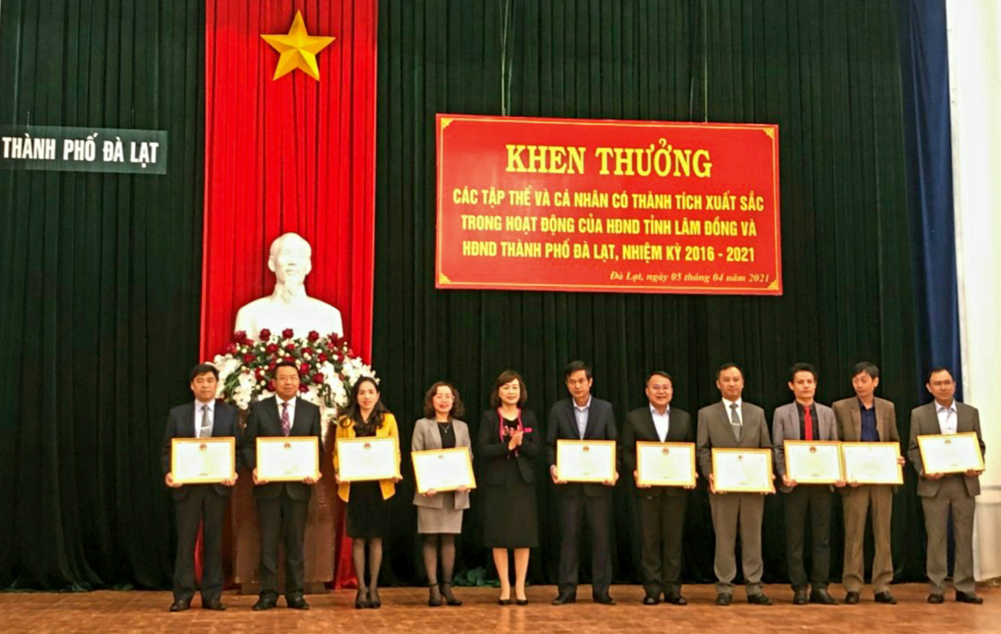 Khen thưởng các tập thể, cá nhân xuất sắc trong hoạt động HĐND nhiệm kỳ 2016 – 2021