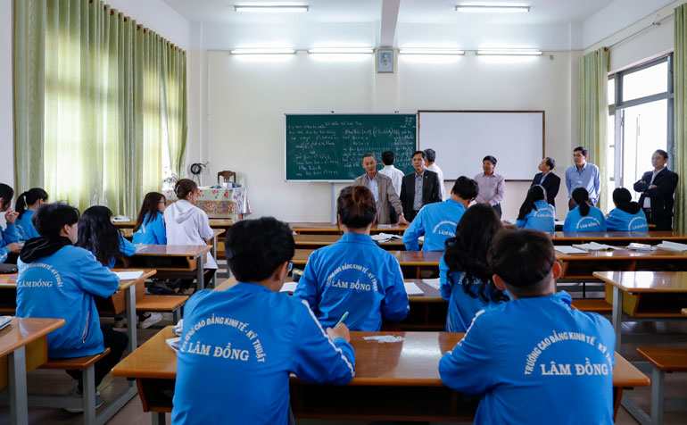 Trao đổi với học sinh Trường Cao đẳng Kinh tế kỹ thuật Lâm Đồng