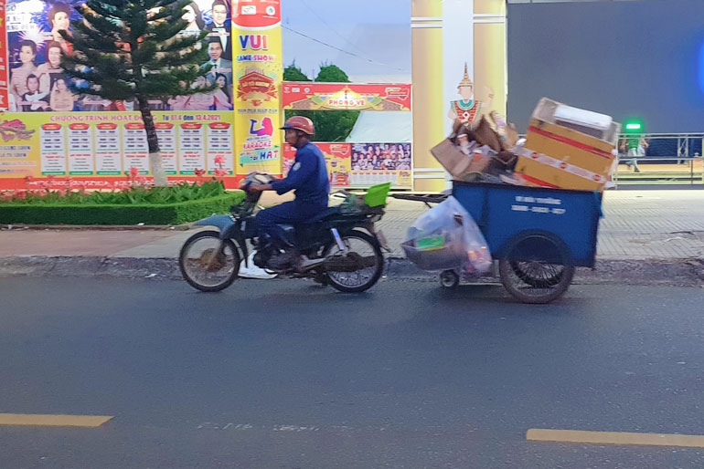 Công ty Công trình Đô thị Bảo Lộc đang huy động tổng lực phương tiện và nhân lực thu gom, vận chuyển hàng trăm tấn rác bị ứ đóng Ảnh 2: Công nhân vệ sinh môi trường tiến hành thu gom, vận chuyển rác thải sinh hoạt ùn ứ về các điểm tập kết tạm