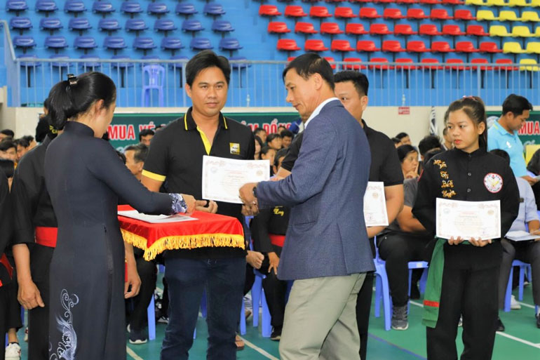 Ông Nguyễn Tiến Hải - Phó Giám đốc Sở Văn hóa Thể thao và Du lịch Lâm Đồng trao chứng nhận cho các học viên tại lớp