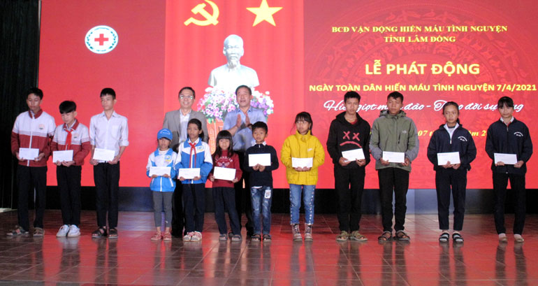 Lãnh đạo tỉnh và nhà tài trợ trao học bổng cho học sinh nghèo hiếu học
