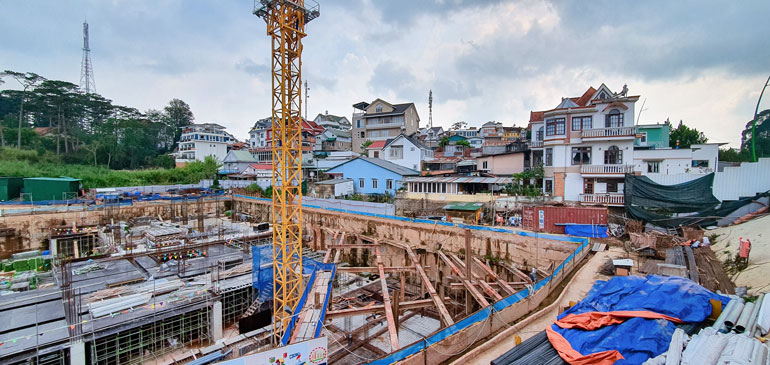Sống thấp thỏm cạnh công trình bạc tỷ