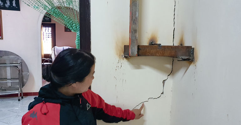 Tường nhà số 15C Hồ Tùng Mậu bị nứt toác, chủ nhà phải di dời đến nơi ở an toàn