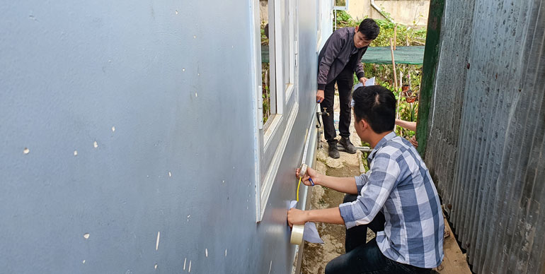 Phía chủ đầu tư đo đạc, ghi nhận thiệt hại để bồi thường cho người dân