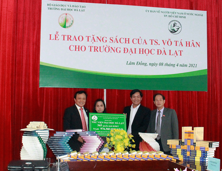 Trường Đại học Đà Lạt tiếp nhận 365 cuốn sách quý từ kiều bào