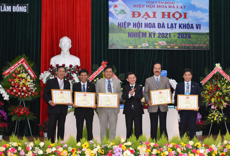 Trao bằng khen của UBND tỉnh Lâm Đồng cho các tập thể và cá nhân