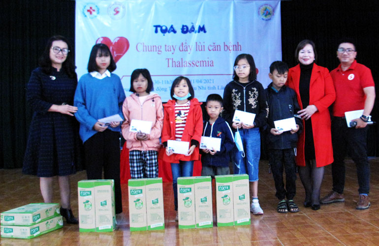 Nhóm Thiện nguyện Yêu thương Đà Lạt tặng quà cho các bệnh nhân