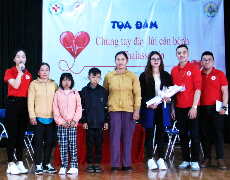 Ban tổ chức tặng hoa cho bác sĩ tham gia buổi tọa đàm