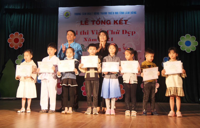 Trao 48 giải trong hội thi viết chữ đẹp