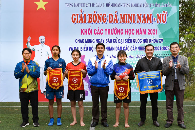 Trao giải vua phá lưới, cầu thủ, thủ môn xuất sắc, giải phong cách cho các cầu thủ