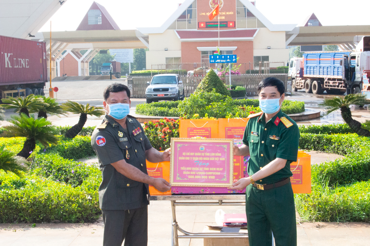 Bộ Chỉ huy Quân sự tỉnh Lâm Đồng chúc Tết Tiểu khu Quân sự tỉnh SiemReap