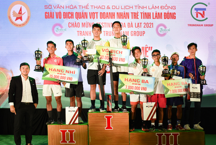 Trao giải cho cặp đôi nam 2000 điểm