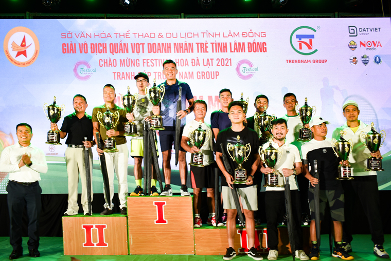 Trao cúp cho các tay vợt nội dung ông bầu và ngôi sao