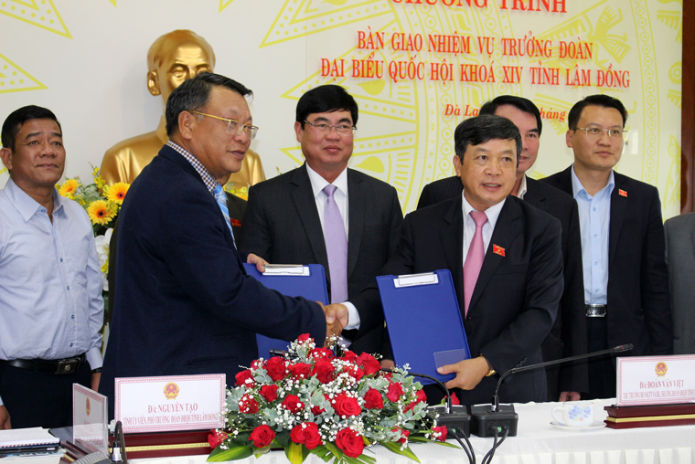 Bàn giao nhiệm vụ Trưởng Đoàn ĐBQH khóa XIV tỉnh Lâm Đồng