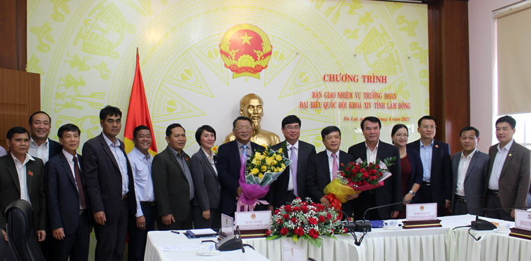 Các đại biểu dự lễ bàn giao chụp hình lưu niệm