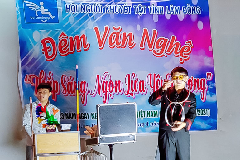 Đêm văn nghệ ''Thắp sáng ngọn lửa yêu thương''