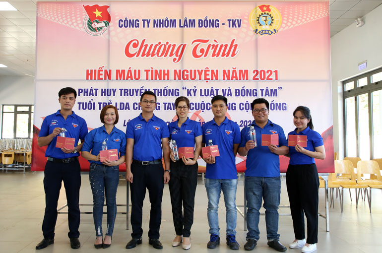 Tặng quà động viên những người tham gia hiến máu tình nguyện