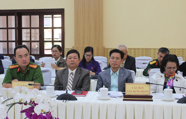 Đại diện các già làng, người uy tín tiêu biểu tham dự tọa đàm