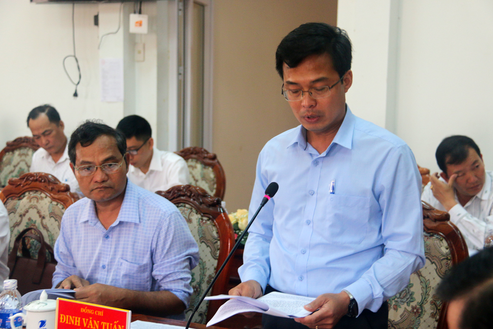 Đồng chí Đinh Văn Tuấn - Bí thư Huyện ủy Di Linh báo cáo tại buổi làm việc