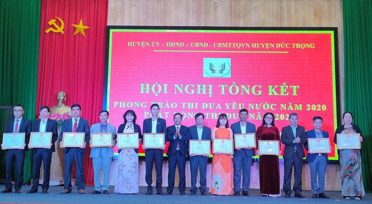 Đồng chí Nguyễn Văn Cường – Phó Bí thư Huyện ủy, Chủ tịch UBND huyện và đồng chí Lê Công Tuấn – Chủ tịch Ủy ban MTTQ Việt Nam huyện, trao bằng khen của UBND tỉnh cho 12 tập thể lao động xuất sắc