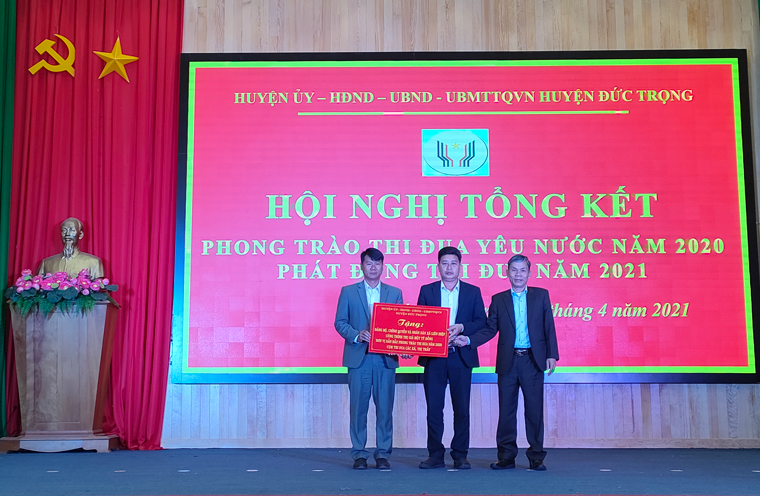 Đồng chí Nguyễn Văn Cường – Phó Bí thư Huyện ủy, Chủ tịch UBND huyện tặng công trình trị giá 1 tỷ đồng cho Đảng bộ, chính quyền và Nhân dân xã Liên Hiệp là đơn vị xuất sắc dẫn đầu cụm thi đua cấp xã
