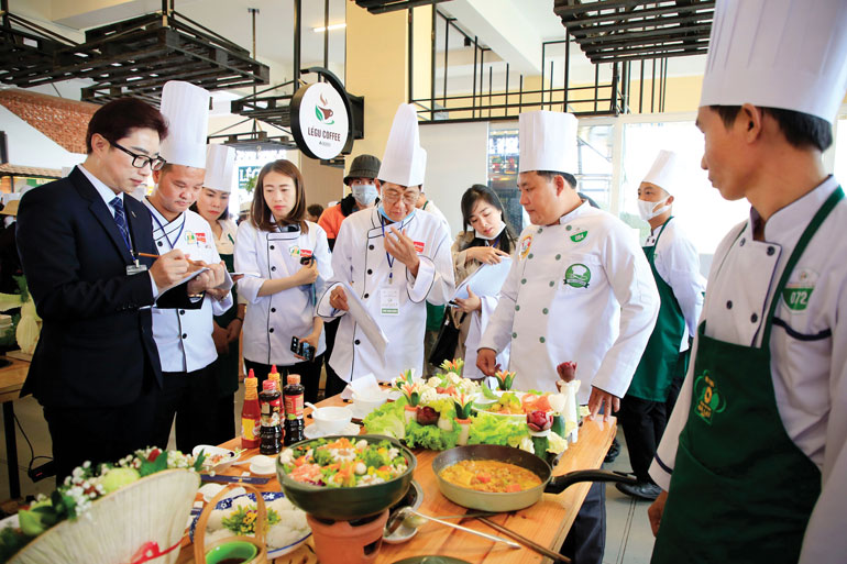 Ban giám khảo chấm điểm món chính