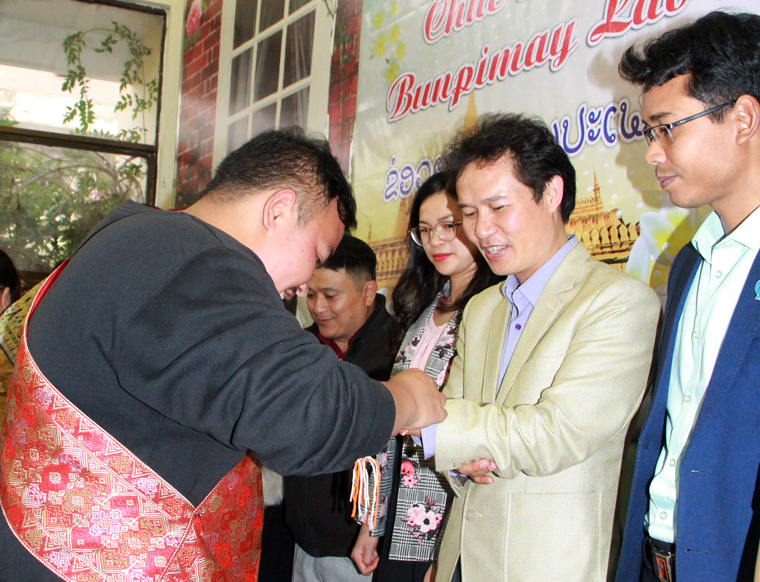 Sinh viên Lào buộc chỉ cổ tay cho Phó Hiệu trưởng Nguyễn Tất Thắng