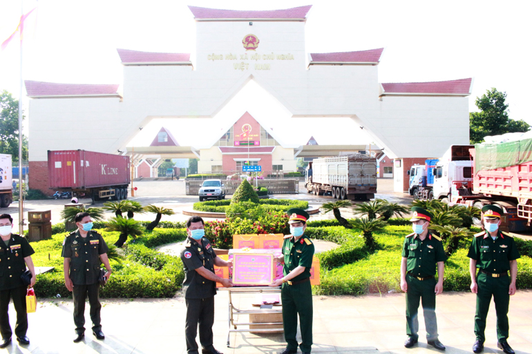 Ấm tình hữu nghị ba nước Đông Dương