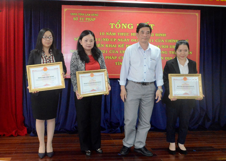 Ông Nguyễn Quang Tuyến - Giám đốc Sở Tư pháp tặng giấy khen cho các cá nhân có thành tích xuất sắc trong công tác pháp chế