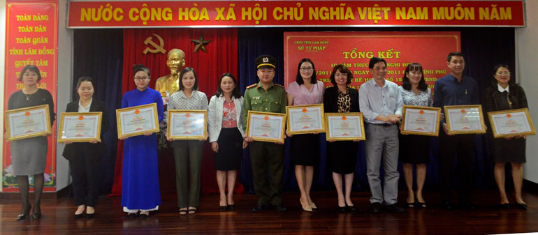 Tặng giấy khen cho các tập thể có thành tích xuất sắc trong công tác pháp chế