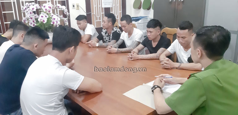 Tạm giữ 9 đối tượng cùng súng đạn và nhiều hung khí