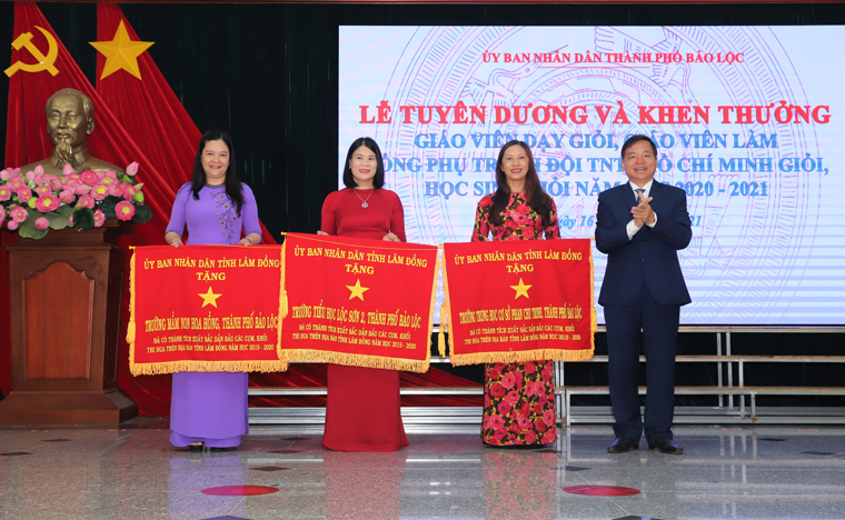 Bảo Lộc: Tuyên dương hơn 143 giáo viên dạy giỏi và học sinh giỏi cấp tỉnh năm học 2020 – 2021