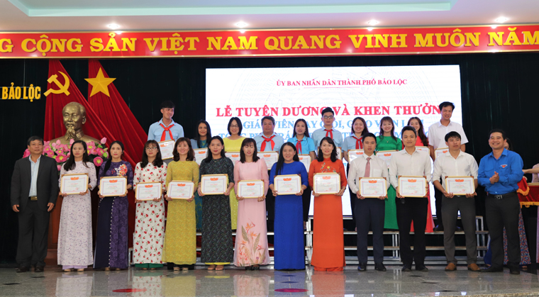 Giáo viên Tổng phụ trách Đội giỏi nhận khen thưởng