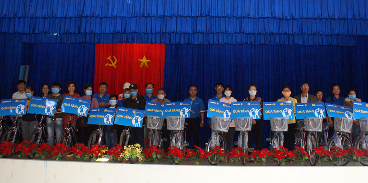 Trao xe đạp cho học sinh bị ảnh hưởng bởi HIV/AIDS