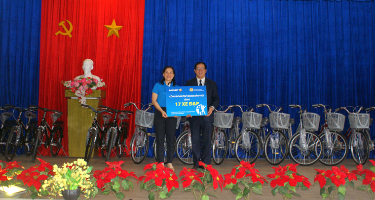 BSCKII Nguyễn Quốc Minh -Giám đốc CDC Lâm Đồng tiếp nhận 17 xe đạp từ Công đoàn Tập đoàn Bảo Việt tặng cho học sinh bị ảnh hưởng bởi HIV/AIDS