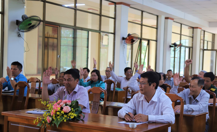 Các đại biểu biểu quyết thông qua danh sách chính thức 57 ứng cử viên tham gia ứng cử đại biểu HĐND TP Bảo Lộc khóa VI, nhiệm kỳ 2021 – 2026